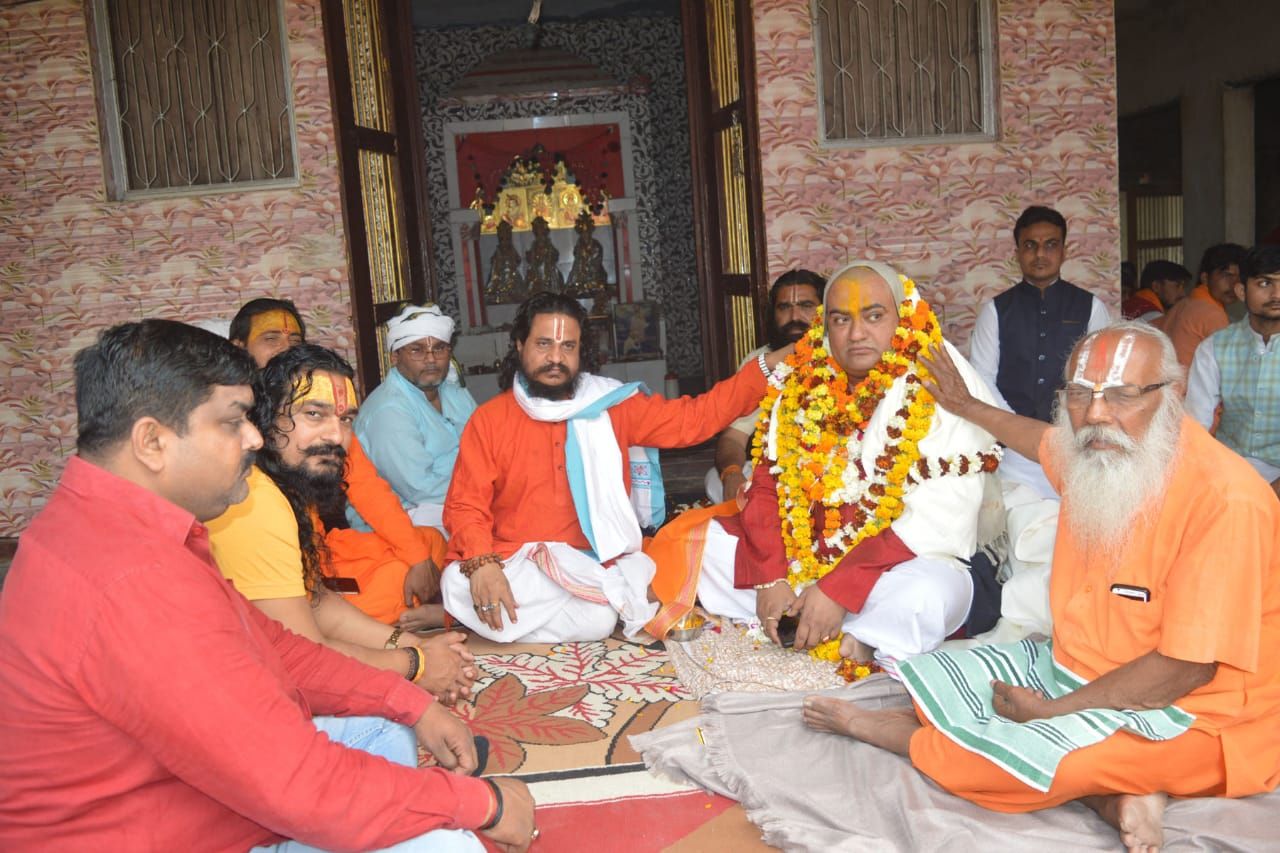 ठाकुर राम जानकी साकेत भवन मन्दिर का महन्त पुरुषोत्तमदास को सन्तों ने कंठी चद्दर सौंपकर बनाया ठाकुर राम जानकी साकेत भवन मन्दिर का महन्त पुरुषोत्तमदास को सन्तों ने कंठी चद्दर सौंपकर बनाया