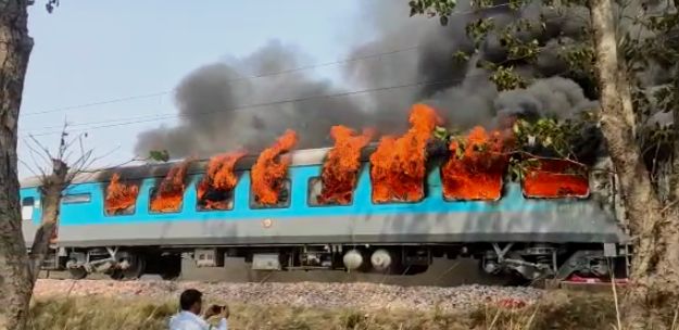दिल्ली-देहरादून शताब्दी एक्सप्रेस के डिब्बे में लगी आग, यात्री सुरक्षित