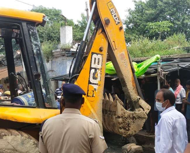 वाराणसी छावनी क्षेत्र में गरजा बुल्डोजर, स्थानीय लोगों ने किया विरोध वाराणसी छावनी क्षेत्र में गरजा बुल्डोजर, स्थानीय लोगों ने किया विरोध