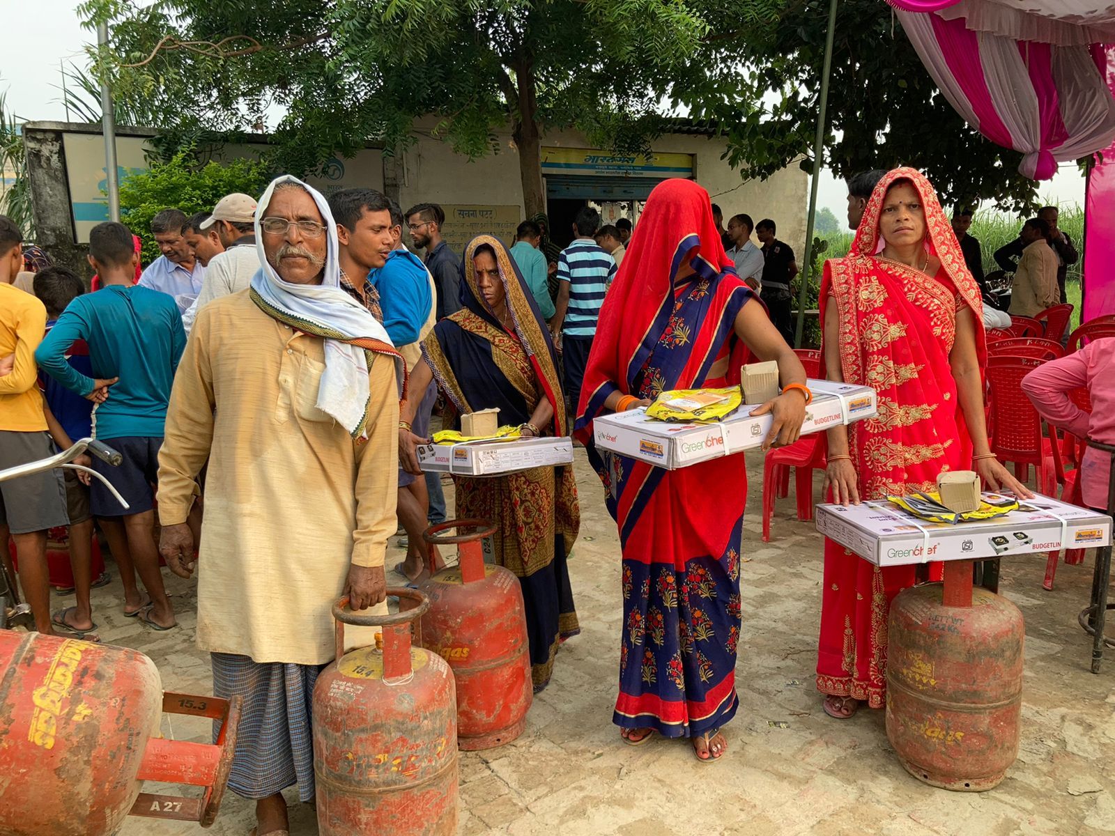 आराजी लाईन में गरीब परिवारों को मुफ्त में दिया गया रसोई गैस कनेक्शन आराजी लाईन में गरीब परिवारों को मुफ्त में दिया गया रसोई गैस कनेक्शन