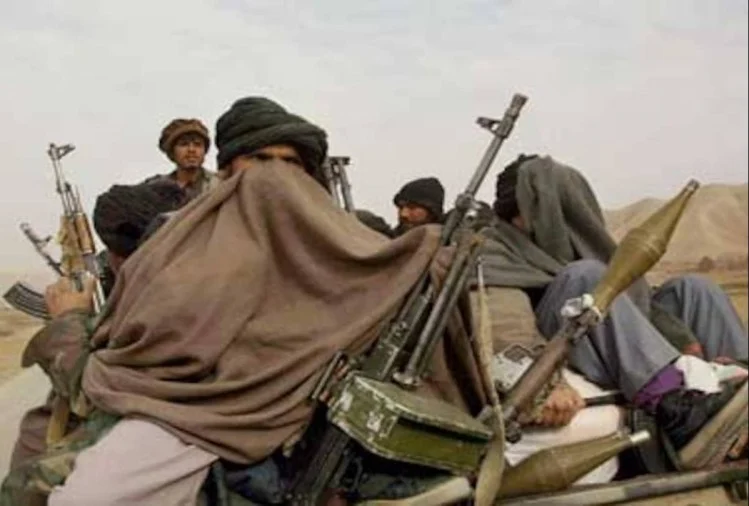 अफगानिस्तान: पढ़ने का हक मांग रहीं बच्चियों पर तालिबान ने चलाई गोलियां