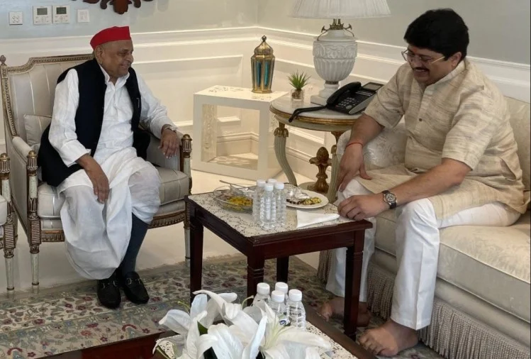 मुलायम सिंह यादव से मिले राजा भैया, बोले- नेताजी को जन्मदिन की बधाई देने आए थे मुलायम सिंह यादव से मिले राजा भैया, बोले- नेताजी को जन्मदिन की बधाई देने आए थे