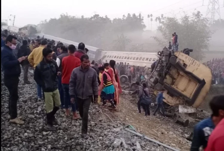 बीकानेर से गुवाहाटी जा रही ट्रेन पटरी से उतरी, 4 यात्रियों की मौत, 40 घायलों का रेस्क्यू