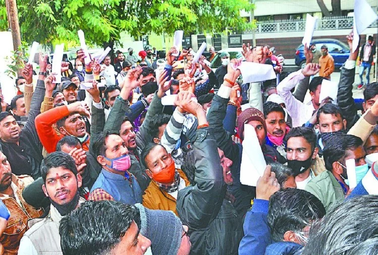 आगरा: एत्मादपुर भाजपा में बगावत, 150 बूथ अध्यक्षों ने दिए इस्तीफे, कार्यालय के बाहर किया हंगामा