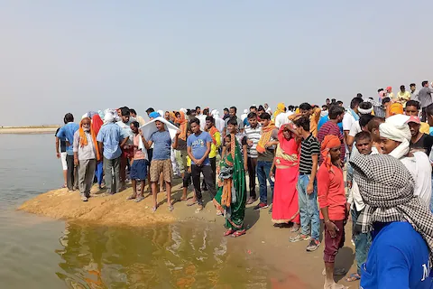 भदोही: गंगा में नहाने गए 5 युवक डूबे, एक को बचाया गया, 4 लापता