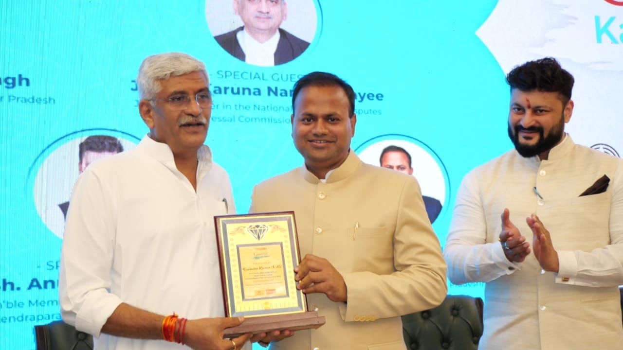 गंगा का लाल कार्यक्रम में जल संरक्षण बेहतरीन काम के लिए केंद्रीय जल शक्ति मंत्री गजेन्द्र सिंह शेखावत ने जिलाधिकारी झांसी को सम्मानित किया।