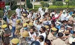 वाराणसी कैंटोंमेंट स्थित जेएचवी मॉल के पास कांग्रेस कार्यकर्ताओं को जेल से छुड़ाने के लिए धरना प्रदर्शन मौके पर प्रशासन के आला अधिकारी मौजूद कांग्रेस पदाधिकारियों को समझाने का कर रहे प्रयास।