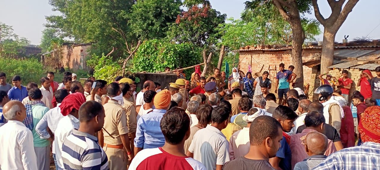 आजमगढ़ सोते समय दंपति की सिर कूच कर हत्या बुजुर्ग दंपति की हत्या से मचा हड़कंप. 48 घंटेे में तीसरी वारदात से दहला आजमगढ़.मौके पर पहुंची पुलिस, आरोपी को किया गया गिरफ्तार.देवगांव कोलवाली क्षेत्र के गड़ौली गांव की घटना....