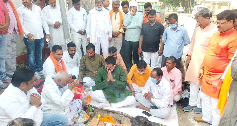 पिंडरा तहसील के लिए बनने वाले गेट का हुआ शिलान्यास पिंडरा तहसील के लिए बनने वाले गेट का हुआ शिलान्यास
