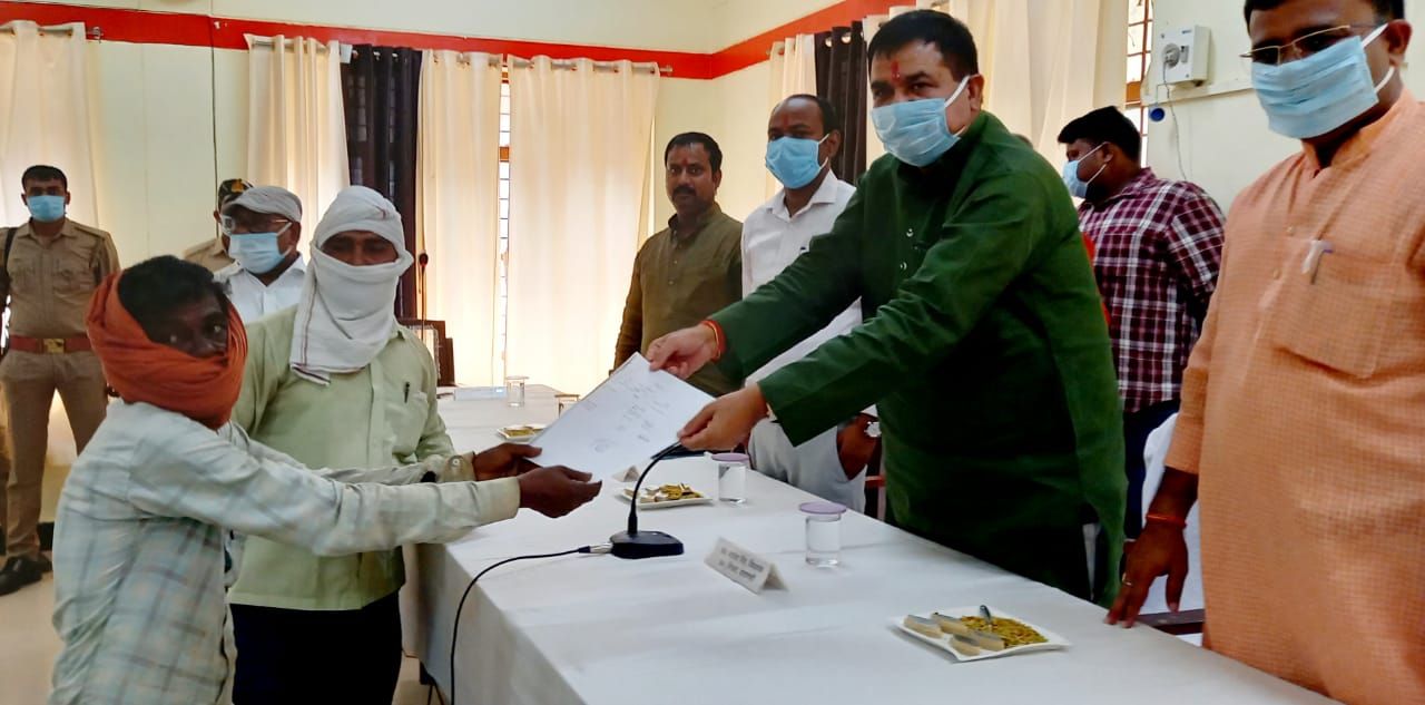मिला आवंटन पत्र तो खुश दिखे ग्रामीण मिला आवंटन पत्र तो खुश दिखे ग्रामीण