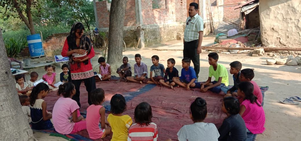 कोरोना गाइडलाइन का उल्लंघन : ग्रामीण बच्चों को नि:शुल्क शिक्षा दे रहे सामाजिक संगठन कोरोना गाइडलाइन का उल्लंघन : ग्रामीण बच्चों को नि:शुल्क शिक्षा दे रहे सामाजिक संगठन