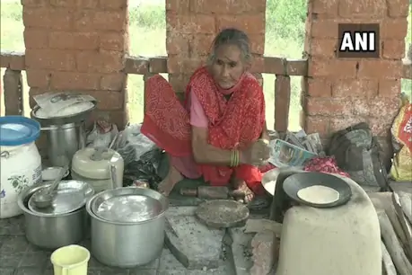 रोटी वाली अम्मा को भी मदद की जरूरत, 20 रुपए में खिलाती हैं भरपेट खाना रोटी वाली अम्मा को भी मदद की जरूरत, 20 रुपए में खिलाती हैं भरपेट खाना