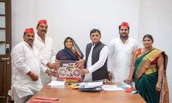 рд╕рдорд╛рдЬрд╡рд╛рджреА рдкрд╛рд░реНрдЯреА рдореЗрдВ рд╢рд╛рдорд┐рд▓ рд╣рдП рдбреЙ. рдХреЗ рдХреЗ рд╕рдЪрд╛рди, рдкреВрд░реНрд╡ рдкреНрд░рджреЗрд╢ рдЕрдзреНрдпрдХреНрд╖ рд╡ рд░рд╛рд╖реНрдЯреНрд░реАрдп рдорд╣рд╛рд╕рдЪрд┐рд╡, рдмрд╕рдкрд╛редрд╢реНрд░реАрдорддреА рдорд┐рдерд┐рд▓реЗрд╢ рдХрдЯрд┐рдпрд╛рд░, рдкреВрд░реНрд╡ рд╡рд┐рдзрд╛рдпрдХ, рд░рд╛рдЬрдкреБрд░, рд╕рд┐рдХрдВрджрд░рд╛ред рд╢реНрд░реА рд░рд╛рдЬреЗрд╢ рдХреБрдорд╛рд░ рд╕реЛрдирдХрд░,рдЬрд╝рд┐рд▓рд╛ рдкрдВрдЪрд╛рдпрдд рд╕рджрд╕реНрдп (рднрджреЛрд╣реА)рдПрд╡рдВ рдЙрдирдХреА рдкрддреНрдиреА рд╢реНрд░реАрдорддреА рд░реАрдирд╛ рд╕реЛрдирдХрд░ред рд╕рдорд╛рдЬрд╡рд╛рджреА рдкрд╛рд░реНрдЯреА рдореЗрдВ рд╢рд╛рдорд┐рд▓ рд╣рдП рдбреЙ. рдХреЗ рдХреЗ рд╕рдЪрд╛рди, рдкреВрд░реНрд╡ рдкреНрд░рджреЗрд╢ рдЕрдзреНрдпрдХреНрд╖ рд╡ рд░рд╛рд╖реНрдЯреНрд░реАрдп рдорд╣рд╛рд╕рдЪрд┐рд╡, рдмрд╕рдкрд╛редрд╢реНрд░реАрдорддреА рдорд┐рдерд┐рд▓реЗрд╢ рдХрдЯрд┐рдпрд╛рд░, рдкреВрд░реНрд╡ рд╡рд┐рдзрд╛рдпрдХ, рд░рд╛рдЬрдкреБрд░, рд╕рд┐рдХрдВрджрд░рд╛ред рд╢реНрд░реА рд░рд╛рдЬреЗрд╢ рдХреБрдорд╛рд░ рд╕реЛрдирдХрд░,рдЬрд╝рд┐рд▓рд╛ рдкрдВрдЪрд╛рдпрдд рд╕рджрд╕реНрдп (рднрджреЛрд╣реА)рдПрд╡рдВ рдЙрдирдХреА рдкрддреНрдиреА рд╢реНрд░реАрдорддреА рд░реАрдирд╛ рд╕реЛрдирдХрд░ред