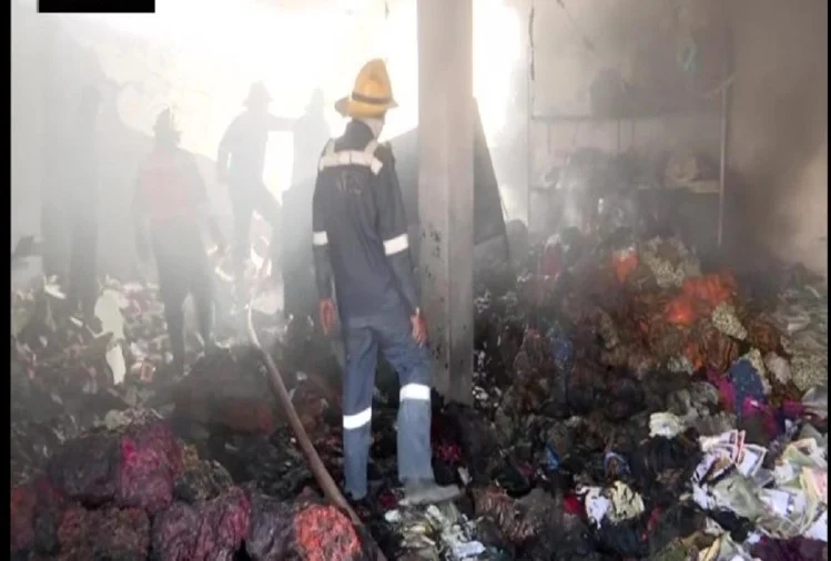 अहमदाबाद: कपड़ों के गोदाम में आग, अब तक 8 लोगों की मौत अहमदाबाद: कपड़ों के गोदाम में आग, अब तक 8 लोगों की मौत