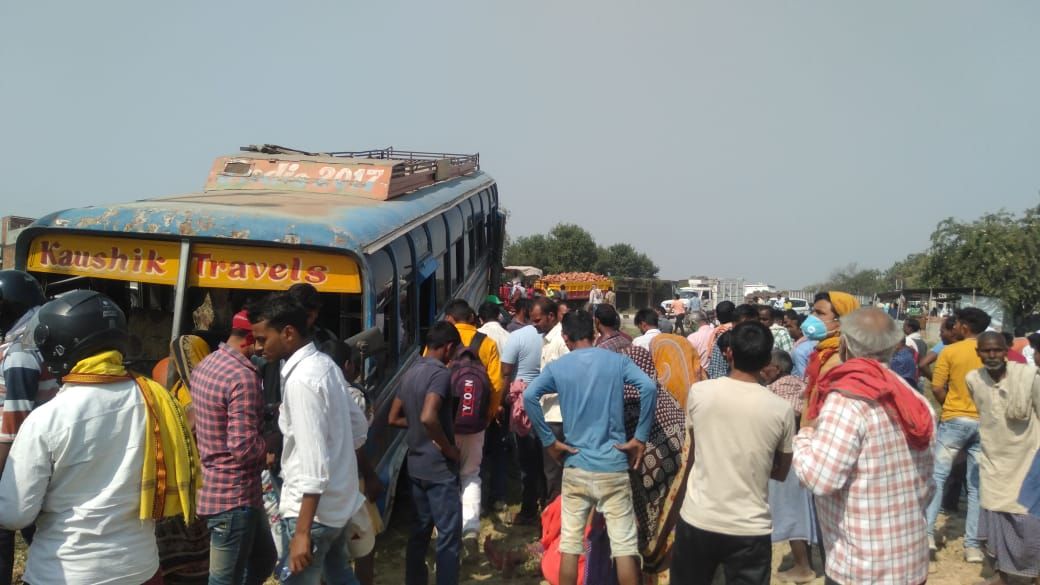 वाराणसी - गाजीपुर से वाराणसी जा रही बस शाहपुर पेट्रोल पंप के पास गाय को बचाने में अनियंत्रित होकर खाई में  गिरी  , दर्जनों लोग घायल होने की सूचना मौके पर चौबेपुर पुलिस एंबुलेंस टीम, मामला थाना चौबेपुर क्षेत्र का।
