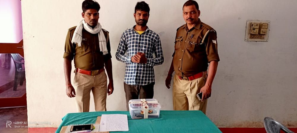 आज़मगढ़ - टॉपटेन अपराधी दुर्गा गिरी को पुलिस ने किया गिरफ्तार  किसी बडी घटना को अंजाम देने के फिराक में था मुखबिर की सूचना पर पुलिस ने किया गिरफ्तार आरोपी के खिलाफ थाना तहबरपुर में दर्जनों मुकदमे दर्ज है