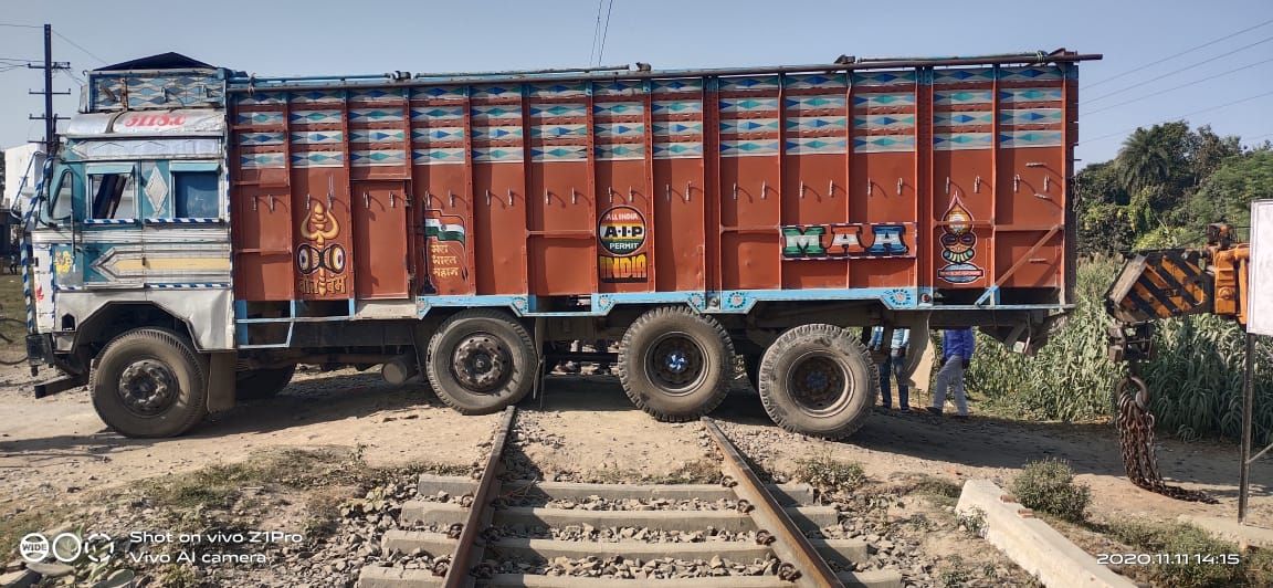 रेलवे ट्रैक में फंसा ट्रक, घंटो रेल यातायात बाधित रेलवे ट्रैक में फंसा ट्रक, घंटो रेल यातायात बाधित