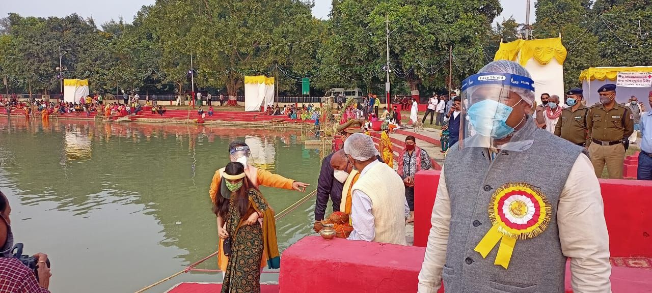 ब. रे. का. में सोशल डिस्टेंसिंग के साथ अस्ताचलगामी सूर्य भगवान को अर्घ हुआ अर्पित। ब. रे. का. में सोशल डिस्टेंसिंग के साथ अस्ताचलगामी सूर्य भगवान को अर्घ हुआ अर्पित।