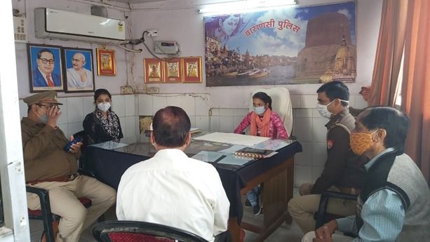 वाराणसी एक दिन थानेदार कार्यक्रम के अन्तर्गत थानो में बालिकाओं को बनाया गया एक दिन का थानेदार वाराणसी एक दिन थानेदार कार्यक्रम के अन्तर्गत थानो में बालिकाओं को बनाया गया एक दिन का थानेदार