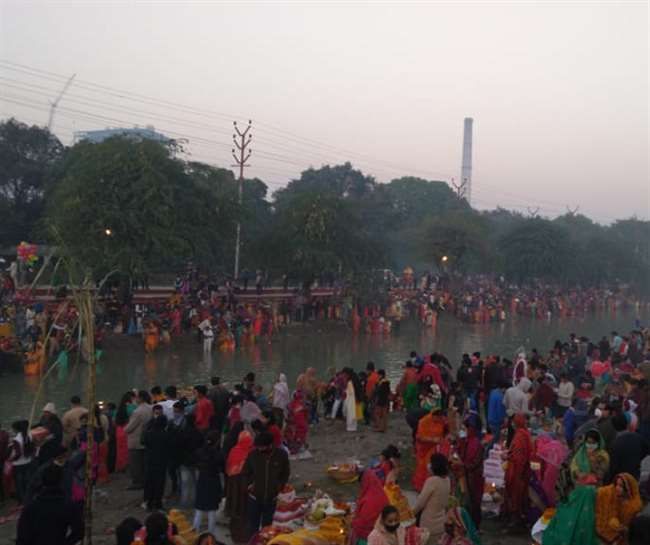 गंगा और नहर तटों पर उमड़ा आस्था का सैलाब, उदयगामी सूर्य को अर्घ्य संग व्रत का पारायण गंगा और नहर तटों पर उमड़ा आस्था का सैलाब, उदयगामी सूर्य को अर्घ्य संग व्रत का पारायण