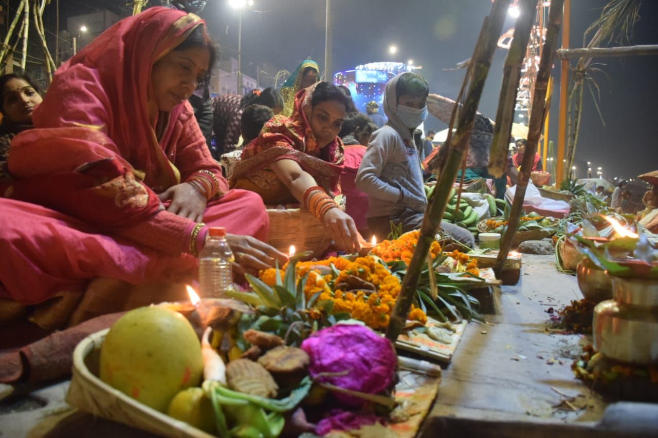 #Varanasi छठी मैया के गीतों से तट, उगते सूर्य को दिया व्रतियों ने अर्घ्य #Varanasi छठी मैया के गीतों से तट, उगते सूर्य को दिया व्रतियों ने अर्घ्य