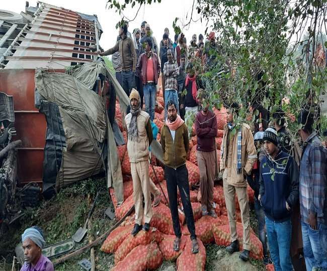 अंबेडकरनगर : ट्रक और ट्रैक्टर की जोरदार भिडंत, हादसे में दो की मौत
