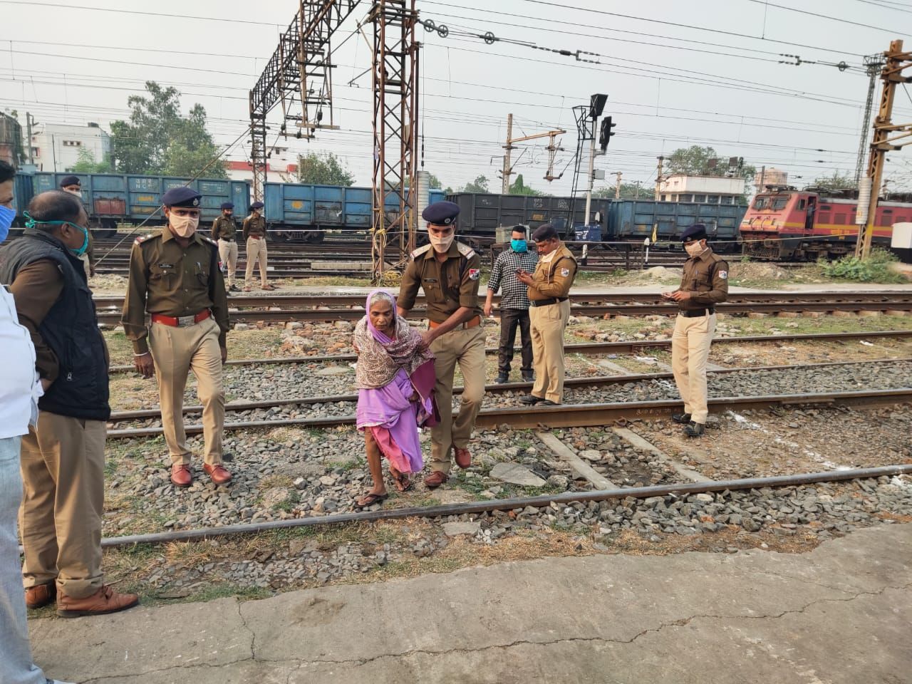 आरपीएफ के जवानों ने व्रती महिलाओं की खूब मदद की, रेलवे क्रॉसिंग पार कराया आरपीएफ के जवानों ने व्रती महिलाओं की खूब मदद की, रेलवे क्रॉसिंग पार कराया