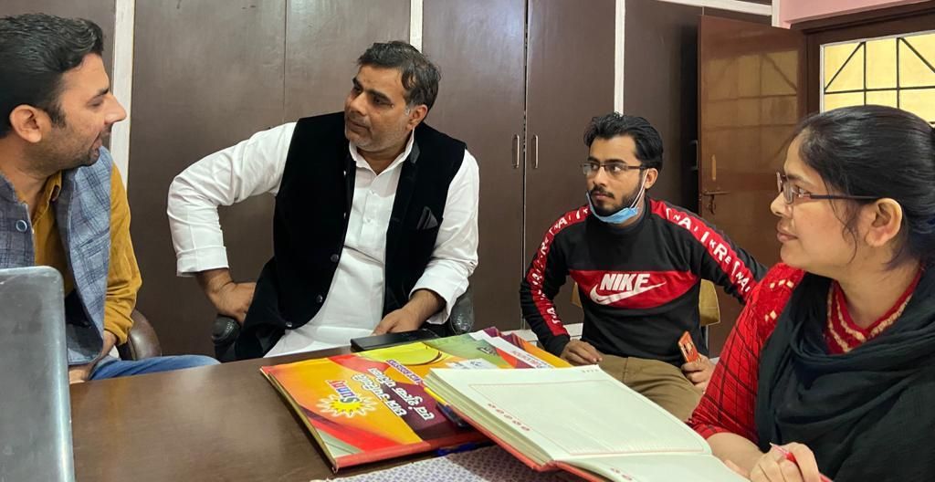 सपा विधायक मोहम्मद फहीम इरफान ने एमएलसी प्रत्याशी के लिए मांगे वोट सपा विधायक मोहम्मद फहीम इरफान ने एमएलसी प्रत्याशी के लिए मांगे वोट
