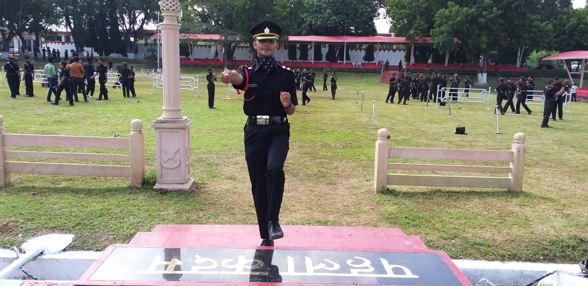 चोलापुर का लाल दिवाकर सिंह यादव बना भारतीय सेना में लेफ्टिनेंट, देश सेवा में आई दूसरी पीढ़ी। चोलापुर का लाल दिवाकर सिंह यादव बना भारतीय सेना में लेफ्टिनेंट, देश सेवा में आई दूसरी पीढ़ी।