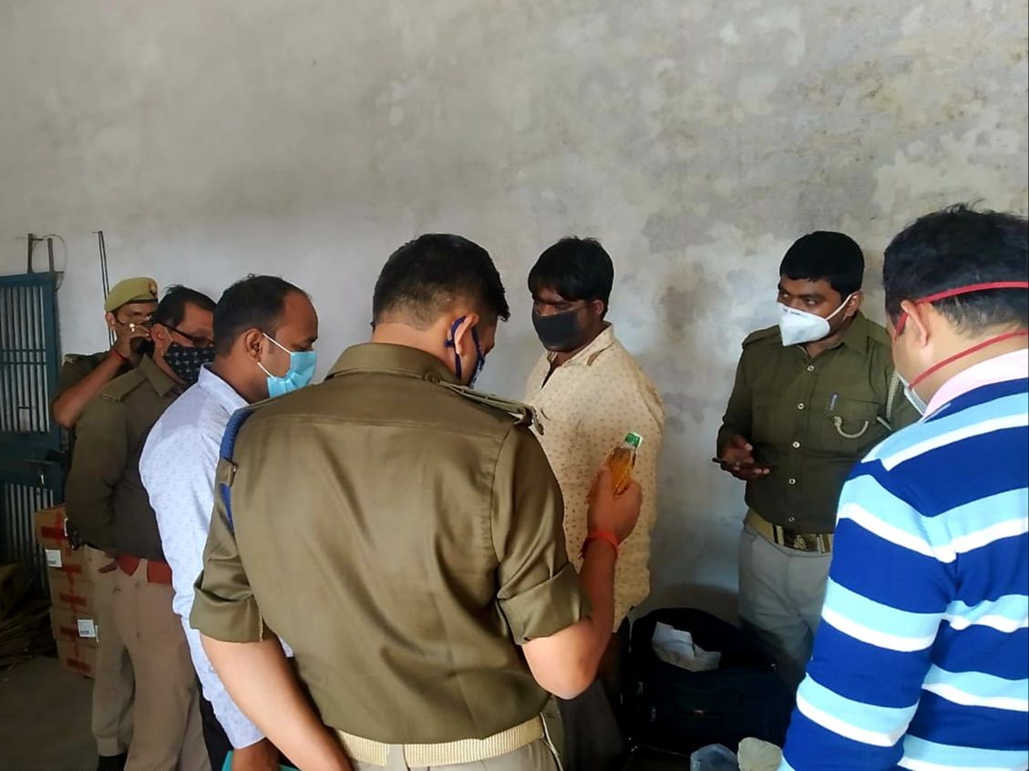 एसडीएम के नेतृत्व में शराब के दुकानों की हुई जांच
