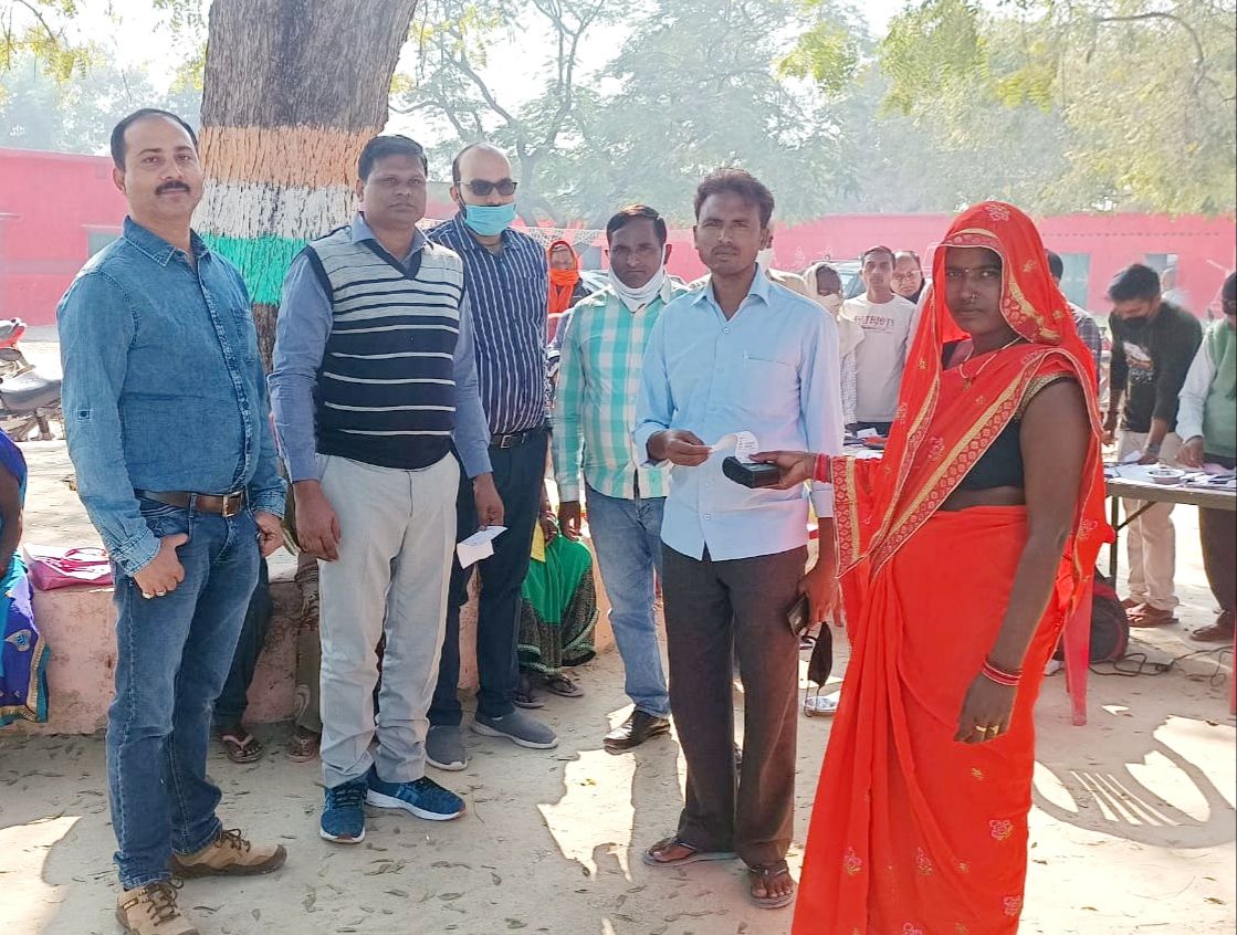 फूलपुर में लगे कैम्प के दौरान वसूले साढ़े चार लाख फूलपुर में लगे कैम्प के दौरान वसूले साढ़े चार लाख