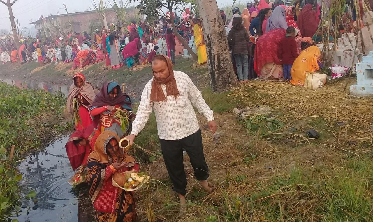 उगते सूर्य को उपासकों ने दिया अर्घ्य पुत्र की दीर्घायु के लिए की कामना उगते सूर्य को उपासकों ने दिया अर्घ्य पुत्र की दीर्घायु के लिए की कामना