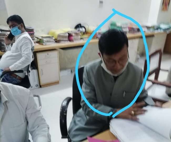 एलडीए के गेट बंदकर वीसी ने मारा छापा, कई अधिकारियों और कर्मचारियों पर कार्रवाई की तैयारी एलडीए के गेट बंदकर वीसी ने मारा छापा, कई अधिकारियों और कर्मचारियों पर कार्रवाई की तैयारी