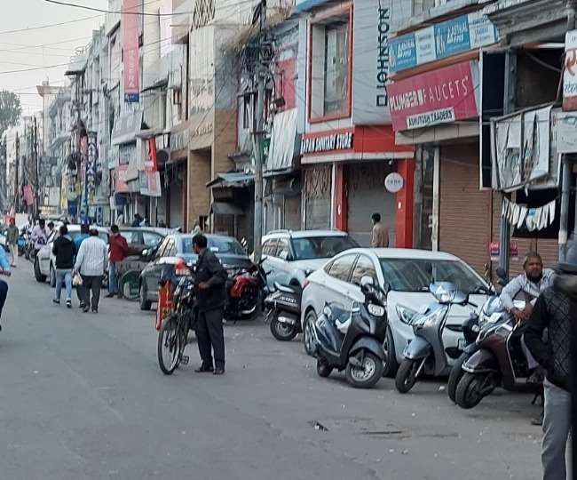 गाड़ी खड़ा करने को लेकर दबंगों ने टाइल्स व्यापारी को पीटा, विरोध में बंद हुए बाजार गाड़ी खड़ा करने को लेकर दबंगों ने टाइल्स व्यापारी को पीटा, विरोध में बंद हुए बाजार