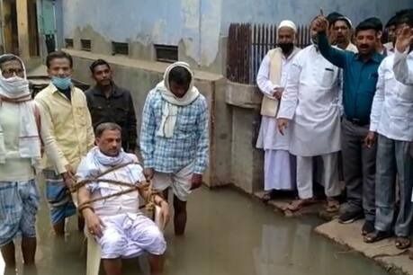 #Varansi सीवर के पानी में कुर्सी पर बैठाकर पार्षद को रस्सियों से बांधा #Varansi सीवर के पानी में कुर्सी पर बैठाकर पार्षद को रस्सियों से बांधा