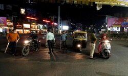 गुजरात में और ताकतवार होकर कोरोना वायरस लौट रहा है. कोरोना के बढ़ते मामलों को लेकर सरकार ने नाइट कर्फ्यू का फैसला लिया है. अहमदाबाद के बाद सूरत, वडोदरा और राजकोट में नाइट कर्फ्यू का ऐलान किया गया है.