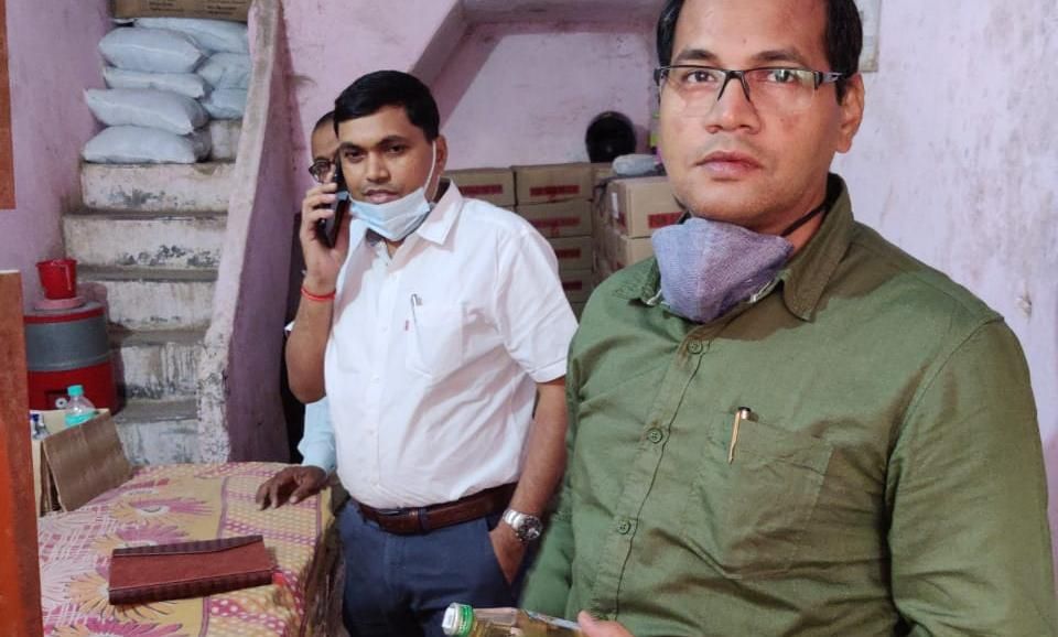 प्रयागराज की घटना के बाद शहर में शराब की दुकानों पर चेकिंग शुरू प्रयागराज की घटना के बाद शहर में शराब की दुकानों पर चेकिंग शुरू