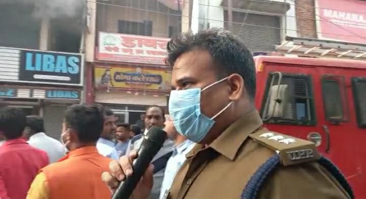 जूता गोदाम में लगी भयंकर आग, लाखों का नुकसान। जूता गोदाम में लगी भयंकर आग, लाखों का नुकसान।