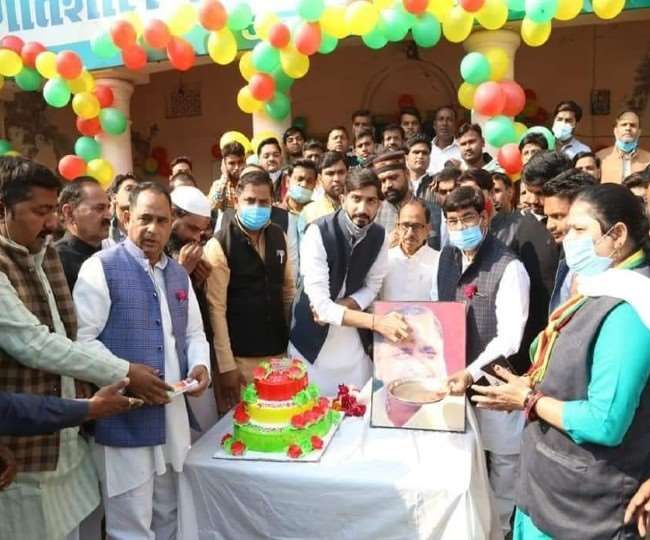 प्रसपा कार्यालय में आदित्य यादव ने केक काटकर मनाया नेताजी का जन्मदिन प्रसपा कार्यालय में आदित्य यादव ने केक काटकर मनाया नेताजी का जन्मदिन