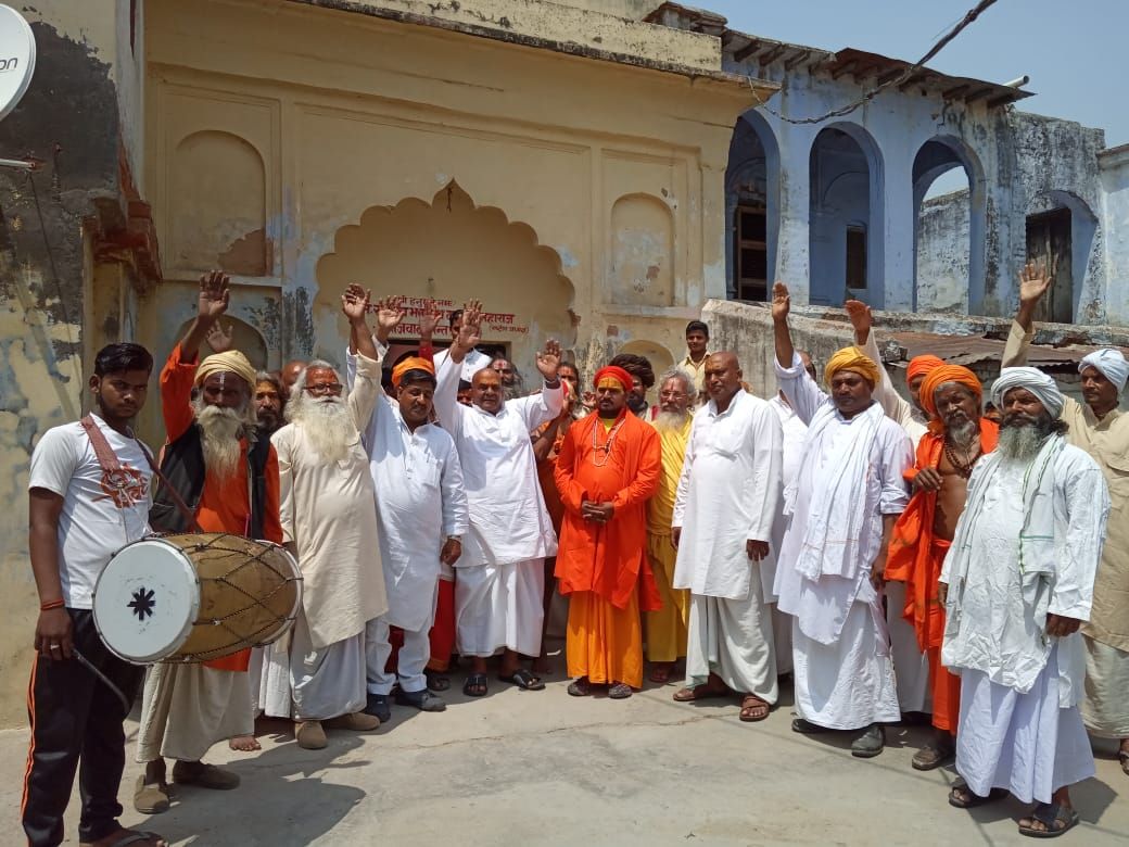 मुलायम सिंह यादव का 82वां जन्मदिन सन्तो महंतो ने अयोध्या में धूमधाम से मनाया मुलायम सिंह यादव का 82वां जन्मदिन सन्तो महंतो ने अयोध्या में धूमधाम से मनाया