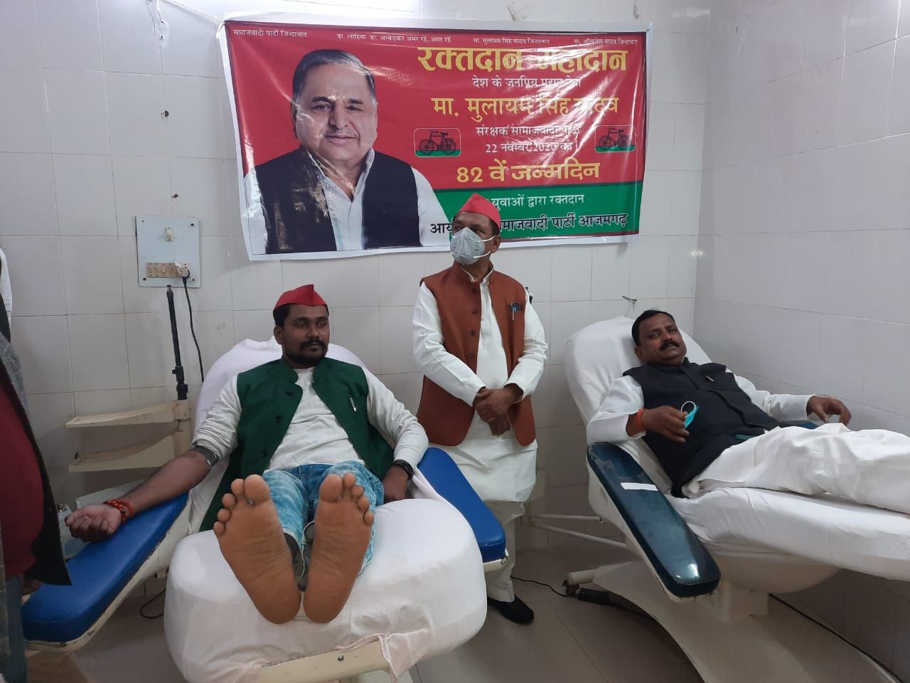 सपा संरक्षक मुलायम सिंह यादव के जन्मदिन पर किया रक्तदान सपा संरक्षक मुलायम सिंह यादव के जन्मदिन पर किया रक्तदान