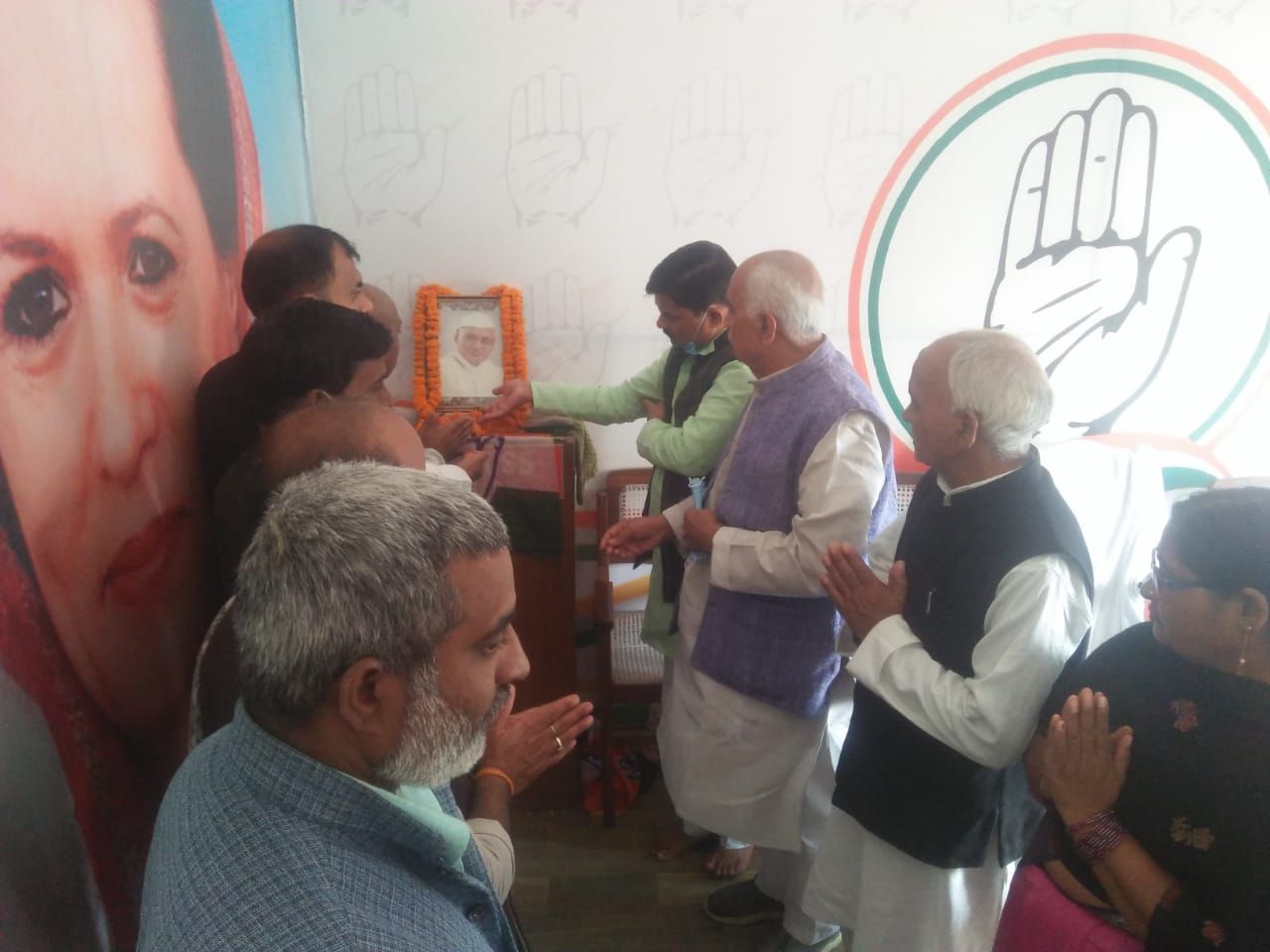 कांग्रेस कार्यालय पर पूर्व राज्यपाल स्वर्गीय राम नरेश यादव की पुण्यतिथि पर गोष्ठी का आयोजन कांग्रेस कार्यालय पर पूर्व राज्यपाल स्वर्गीय राम नरेश यादव की पुण्यतिथि पर गोष्ठी का आयोजन