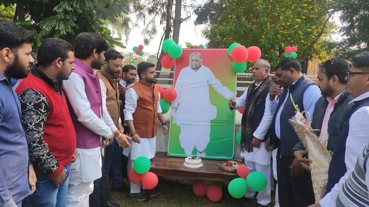 सैफई में धूमधाम से मना मुलायम का 82 वाँ जन्मदिन, कार्यकर्ताओं ने लंबी उम्र की कामना की सैफई में धूमधाम से मना मुलायम का 82 वाँ जन्मदिन, कार्यकर्ताओं ने लंबी उम्र की कामना की