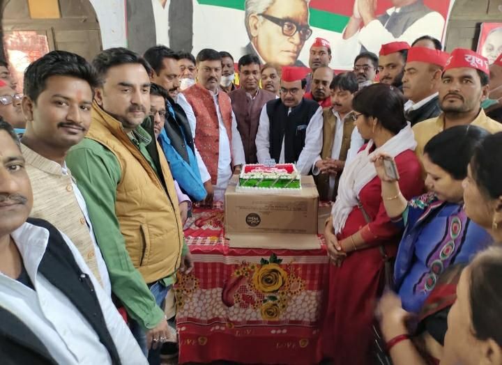 सपाइयों ने केक काटकर मनाया मुलायम सिंह का 82वां जन्मदिन सपाइयों ने केक काटकर मनाया मुलायम सिंह का 82वां जन्मदिन