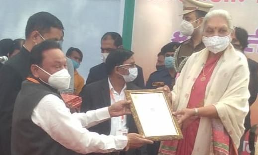बिलारी व्यापार मंडल उठाएगा 15 टीबी रोगियों के उपचार और भरण पोषण का खर्च, राज्यपाल ने किया अध्यक्ष को सम्मानित बिलारी व्यापार मंडल उठाएगा 15 टीबी रोगियों के उपचार और भरण पोषण का खर्च, राज्यपाल ने किया अध्यक्ष को सम्मानित