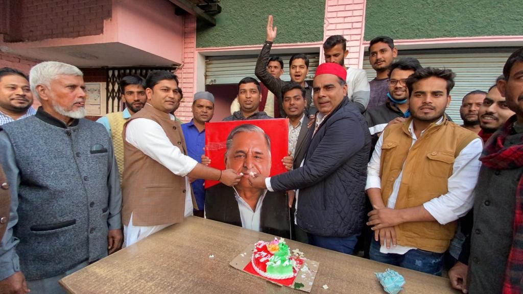 केक काटकर मनाया सपा संरक्षक मुलायम सिंह यादव का 82 वां जन्मदिन केक काटकर मनाया सपा संरक्षक मुलायम सिंह यादव का 82 वां जन्मदिन