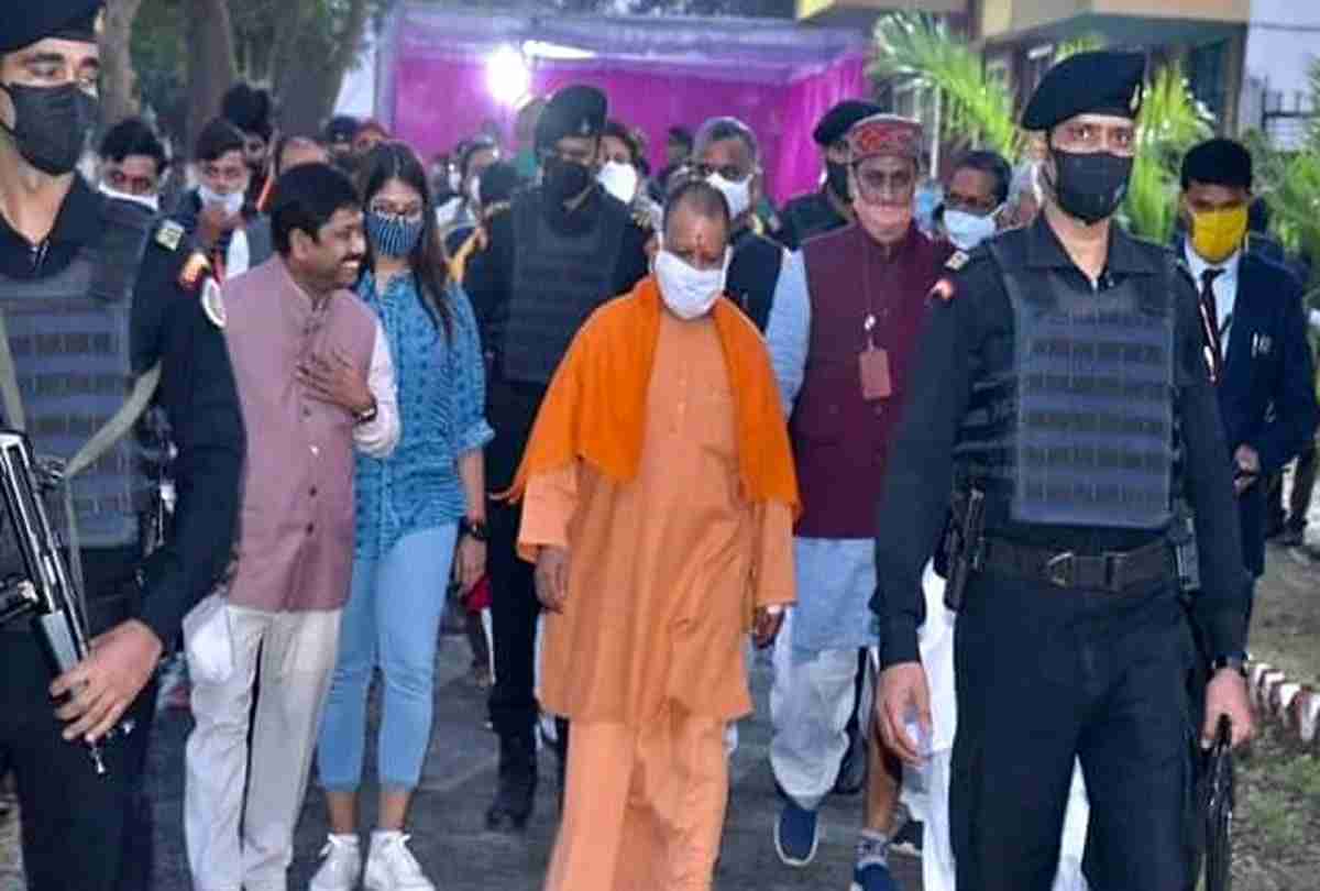 #Prayagraj संघ प्रमुख से मिलने पहुंचे सीएम योगी, लव जेहाद के खिलाफ कानून बनाने पर की चर्चा #Prayagraj संघ प्रमुख से मिलने पहुंचे सीएम योगी, लव जेहाद के खिलाफ कानून बनाने पर की चर्चा