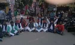 वाराणसी    पुर्व मुख्यमंत्री अखिलेश यादव के गिरफ्तारी के विरोध में सपाजनों ने  ओमप्रकाश सिंह के नेतृत्व में जिला मुख्यालय पर की नारेबाजी।