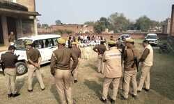 सपा के प्रदर्शन करने से पहले सक्रिय हुई प्रतापगढ़ पुलिस|  प्रदर्शन रोकने के लिए सपा नेता संजय पाण्डेय के कैम्प कार्यालय पर सीओ सिटी समेत भारी पुलिस बल मौजूद|