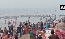 प्रयागराज: भक्तों ने मौनी अमावस्या के अवसर पर पवित्र डुबकी लगाई त्रिवेणी संगम में ।